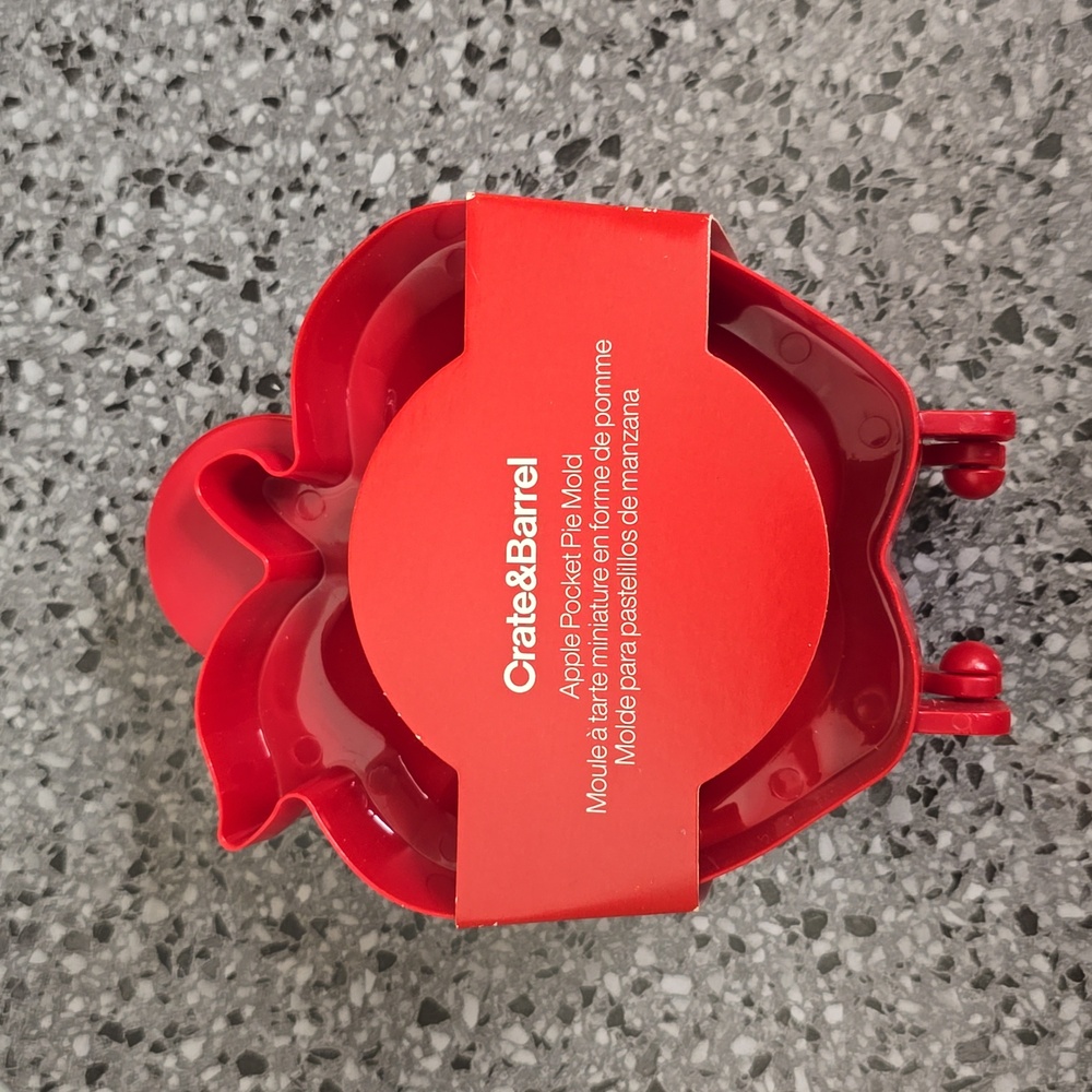 💕 Crate&Barrel apple pocket pie mold